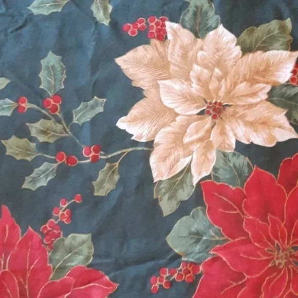 ROUND CHRISTMAS tablecloth poinsettia holly berries cotton Holiday craft fabric - Picture 4 of 6